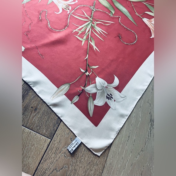 SALVATORE FERRAGAMO “Charming Lillies” 100% Silk Scarf Rose/Ivory, 33x34 Italian - Picture 11 of 13